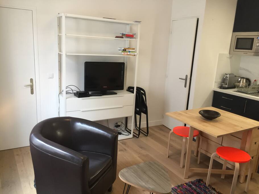 salon avec télé et Internet
