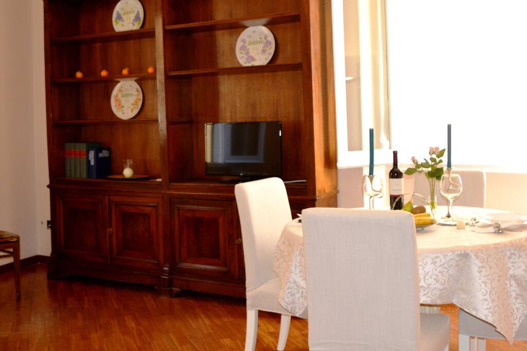 living room with table for 4 people, TV