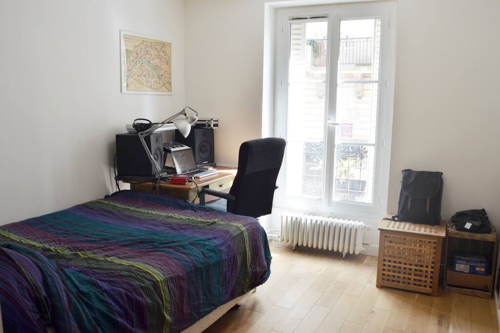 Room 1
12 sq.m
1 window - 1 desq