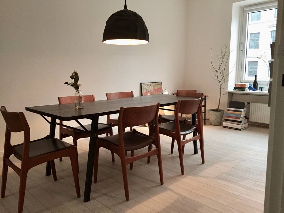 Dining table / Living room