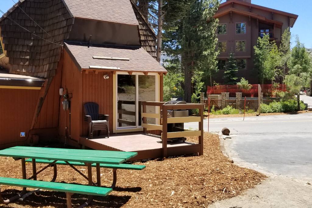 TreeHouse BEST LOCATION Mammoth Village Houses for Rent in