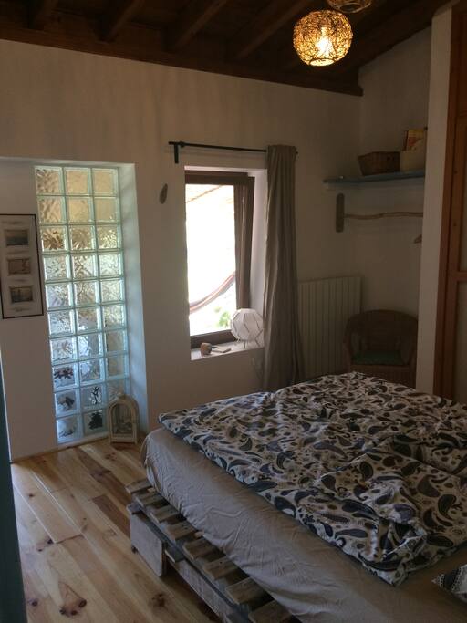 Gästezimmer mit Blick zum Bad