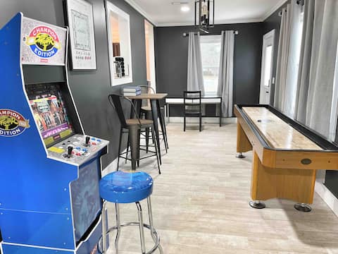 Modern 4BR Retreat • Games • Fire Pit • Movie Room