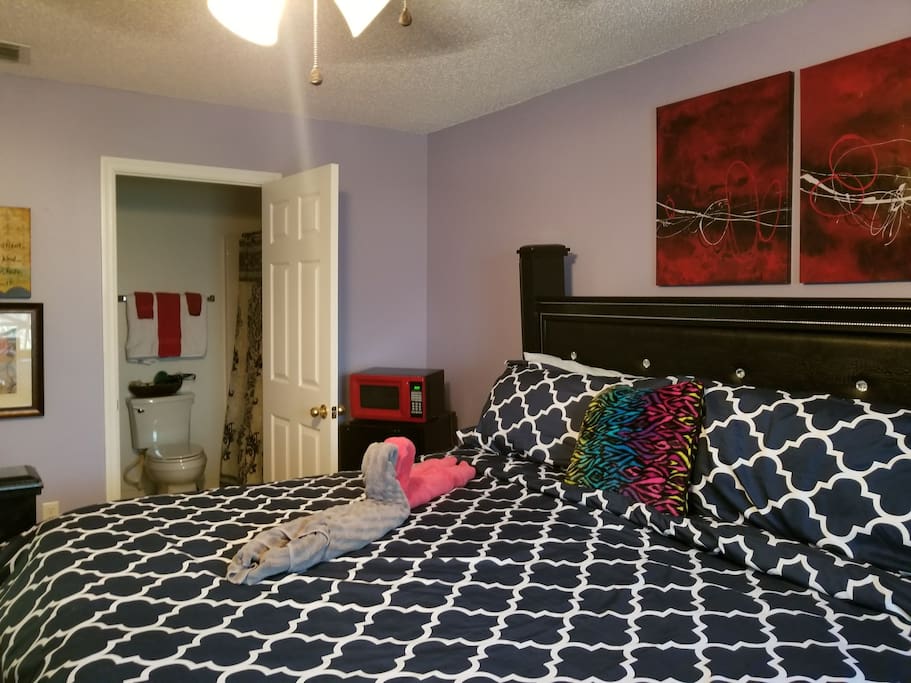 This is our King Bedroom. Very comfortable! Private Bath with shampoo and conditioner, towels hair dryer and pool towels as well. You'll have a Flat screen TV, Refrigerator, Microwave and a 2 luggage racks for each suitcase.
Super comfy!