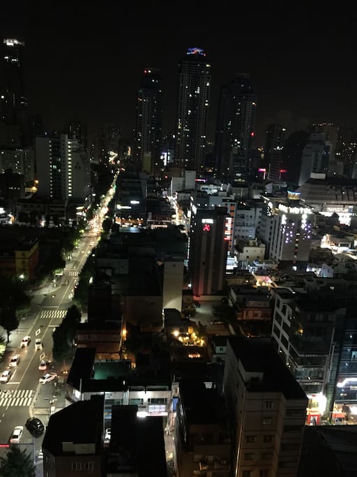누워서 서면 야경을 즐겨보세요.