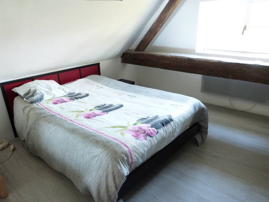 chambre à l'étage 14m2 environ avec un côté dressing