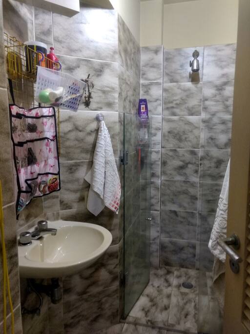 Chuveiro com água quente.
