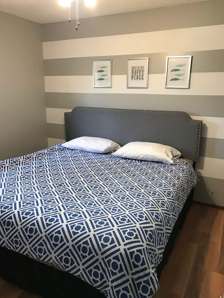 Cama tamaño king en el dormitorio 2