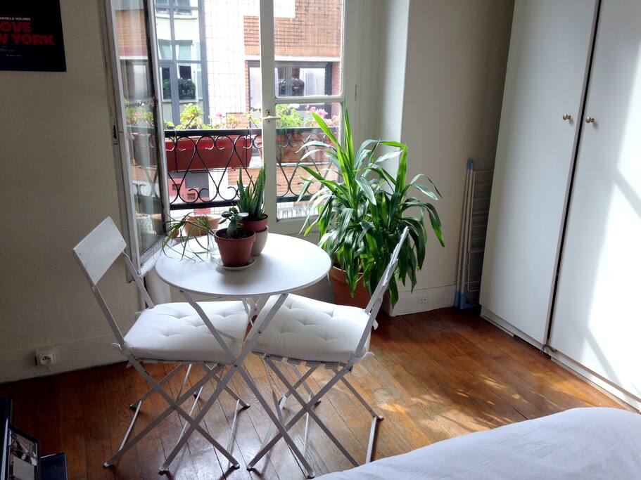 Un coin repas, pour manger au soleil... (3 tabourets en plus)