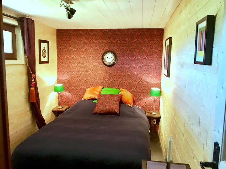 חדר זוגי נגיש מחדר שינה 5 עם מיטות קומותיים 