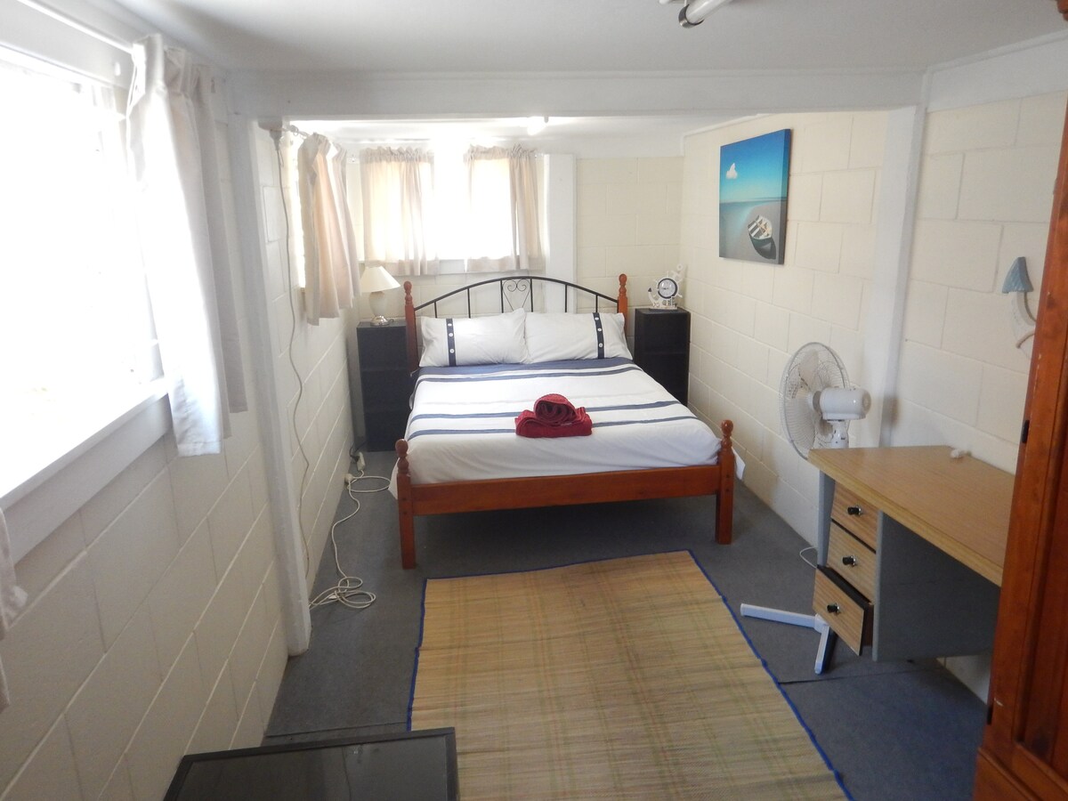 Nyumba ya mbao chini ya ghorofa. Binafsi yenye sebule yako mwenyewe.