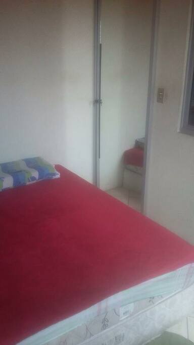Cama de casal, quarto.