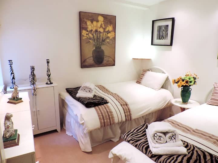 Chambre avec deux lits et vue sur la cour