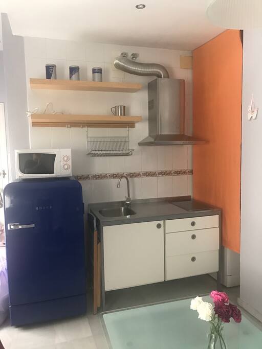 Cocina con horno y microondas.