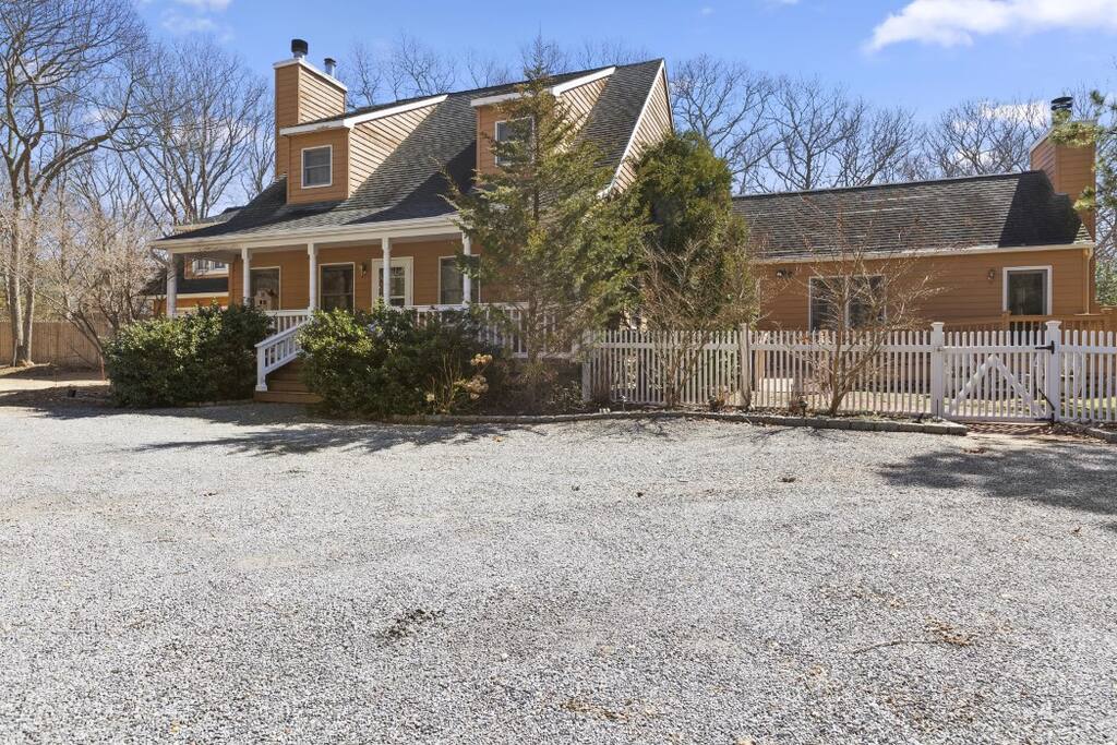 The guest suite has a private entry and adjacent parking, and is a short walk or ride to the East Hampton villlage and Starbucks, the beach, restaurants and the movies.