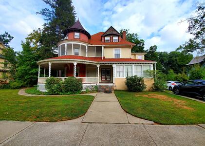 Huge Room in Old Victorian Mansion