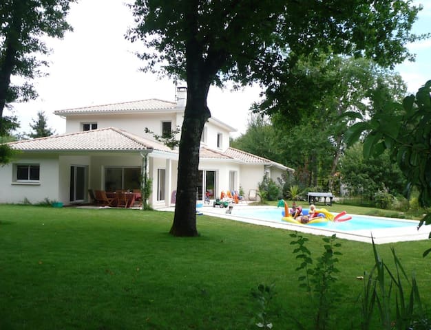 VILLA LISIERE FORET PISCINE Sécurisée