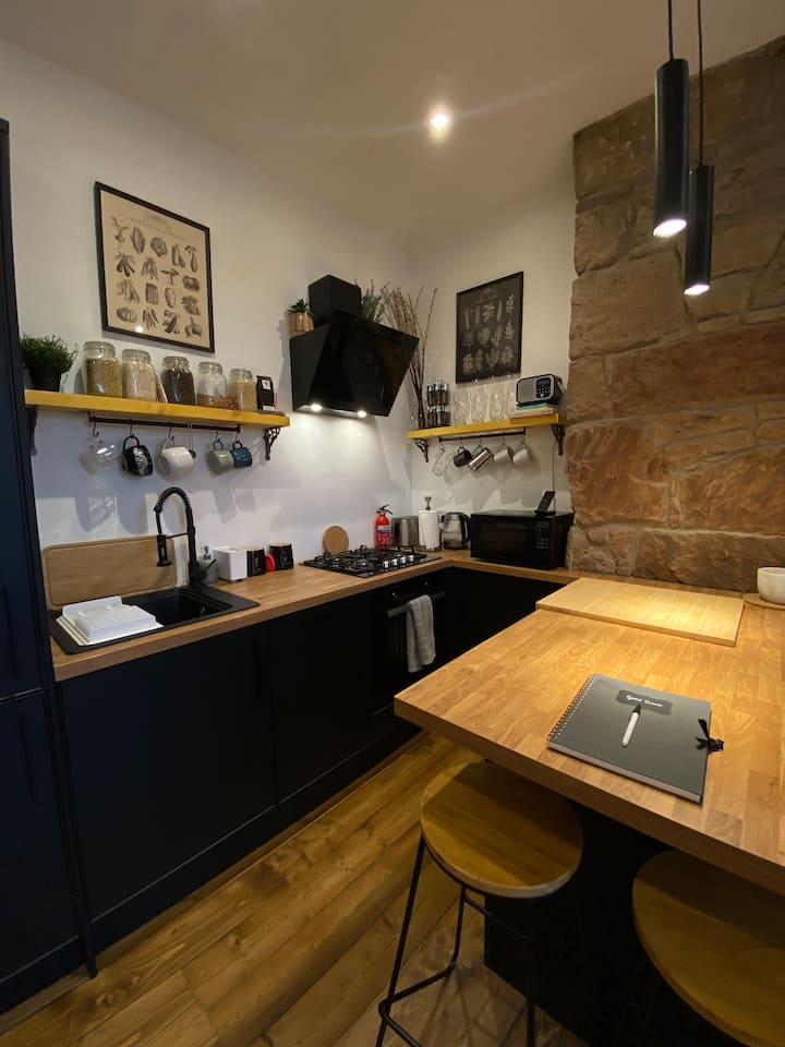 Large Central Modern 2 Bed - Beside Meadows