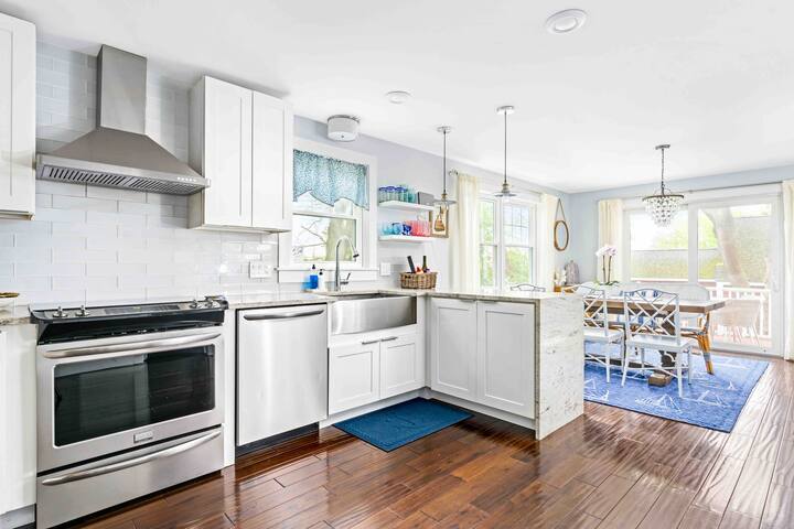 Walk to Seawall & Dining, Beach Passes included! gallery image 3