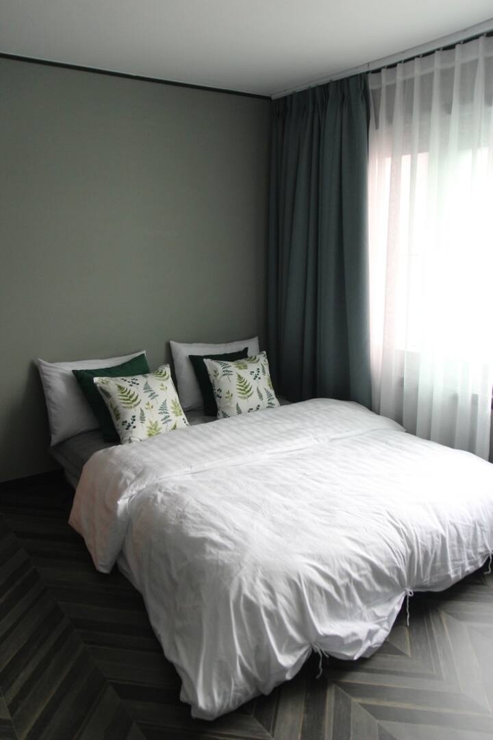 1 брачен кревет + 1 бања
Тоа е тоалет, завеса за затемнување и рамен кревет, па затоа се препорачува за семејства со бебиња.
LG ѕиден клима уред во секоја соба.

Има закачалка, па искористете ја удобно ^ ^