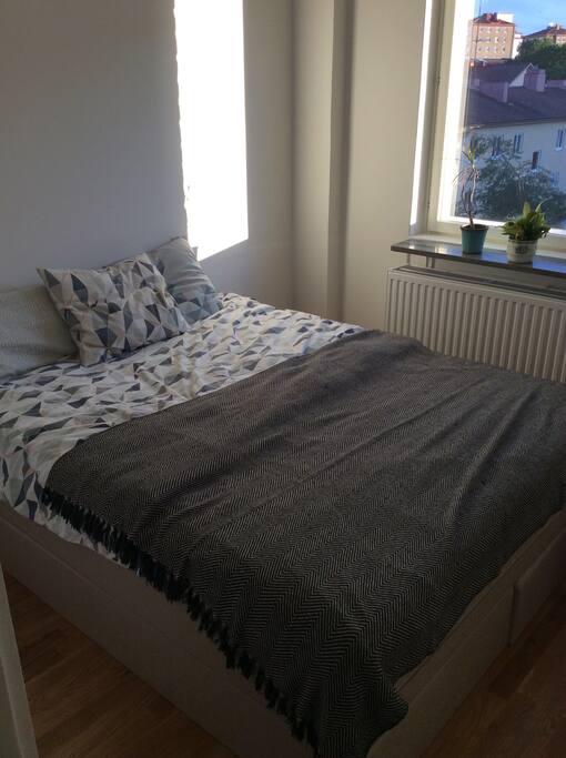 Bedroom. 160cm bed