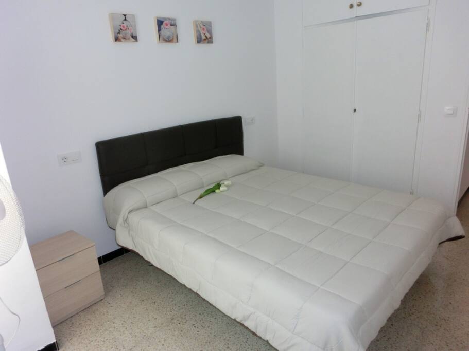 Habitación con cama de 150cm - Armario empotrado