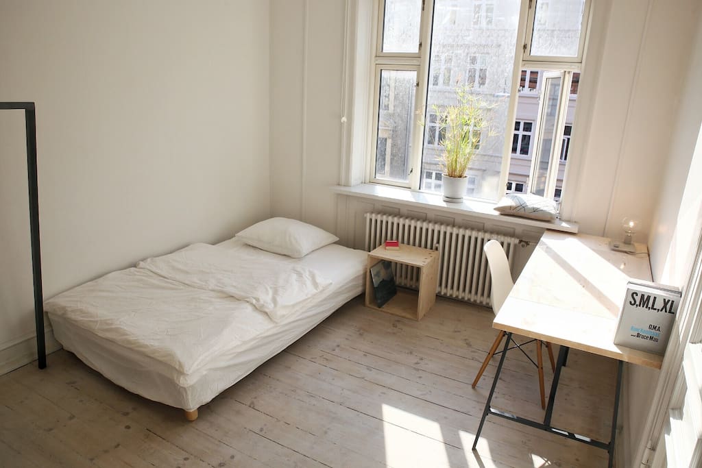 The room is facing south, so you have direct sunshine coming in:)