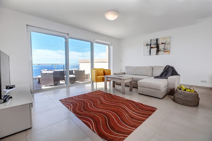 Дневна соба со кауч на спуштање -  која води кон панорамска тераса