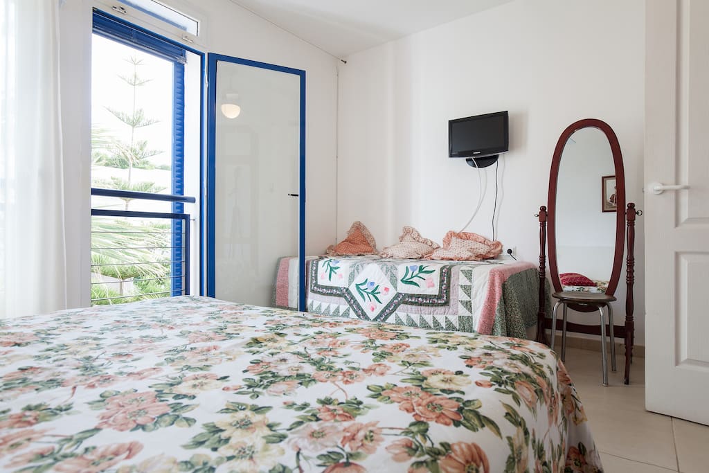 dormitorio principal con sofá cama al fondo