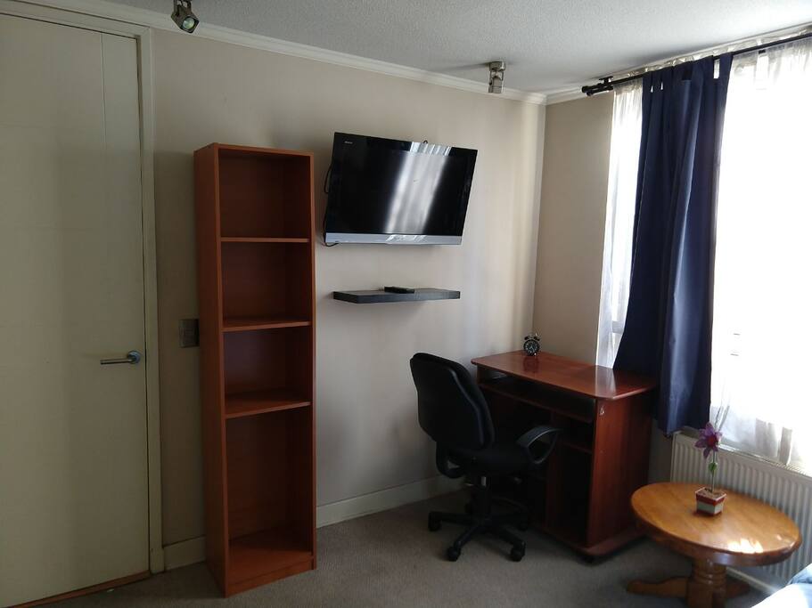 Dormitorio - Zona de estudio/Trabajo