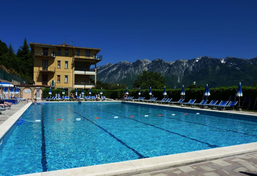 das Haus mit großem Pool, Liegen und Sonnenschirmen