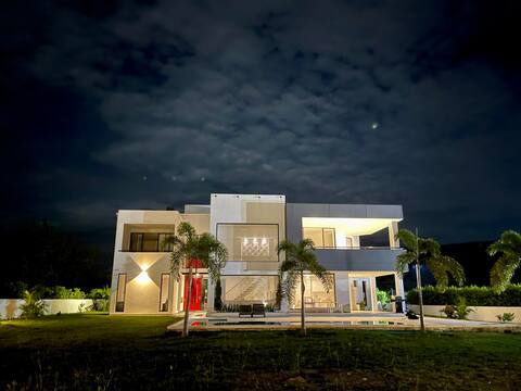 Country house with pool and air conditioning