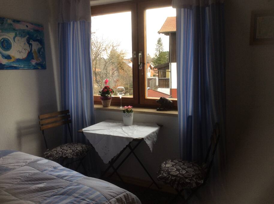 Kleine Sitzgruppe mit Blick in den Garten