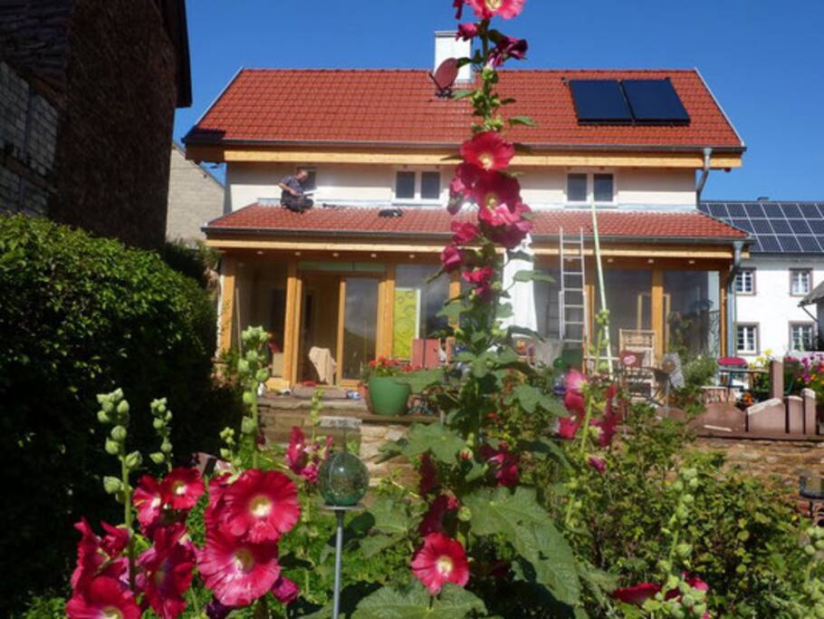Rückseite mit Terrasse und Weitblick