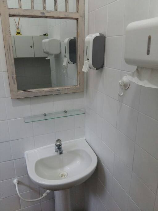 Banheiro compartilhado. Amplo, sempre limpo e equipado com chuveiro.