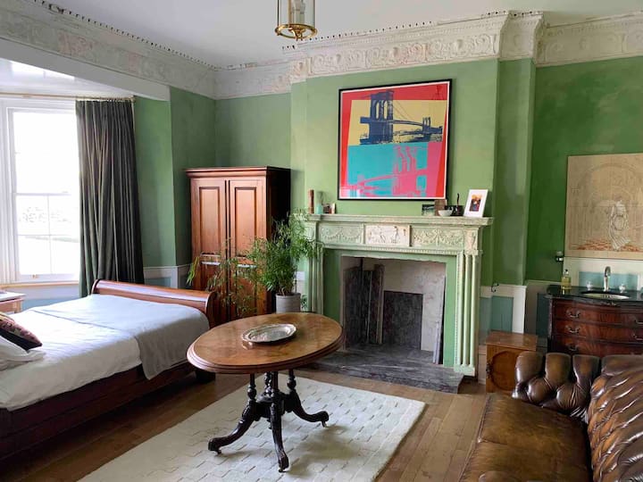 Dormitorio en la planta baja: peculiaridad extraña: esta habitación tiene un hermoso aseo antiguo (!) en la esquina, por lo que quien se aloje en esta habitación debe estar en condiciones bastante cómodas con su pareja si va a traer uno.