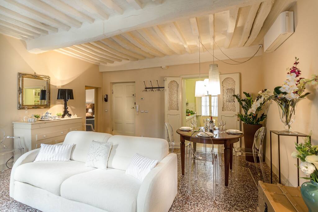 The Living Room - Lucca Apartment inside the Walls