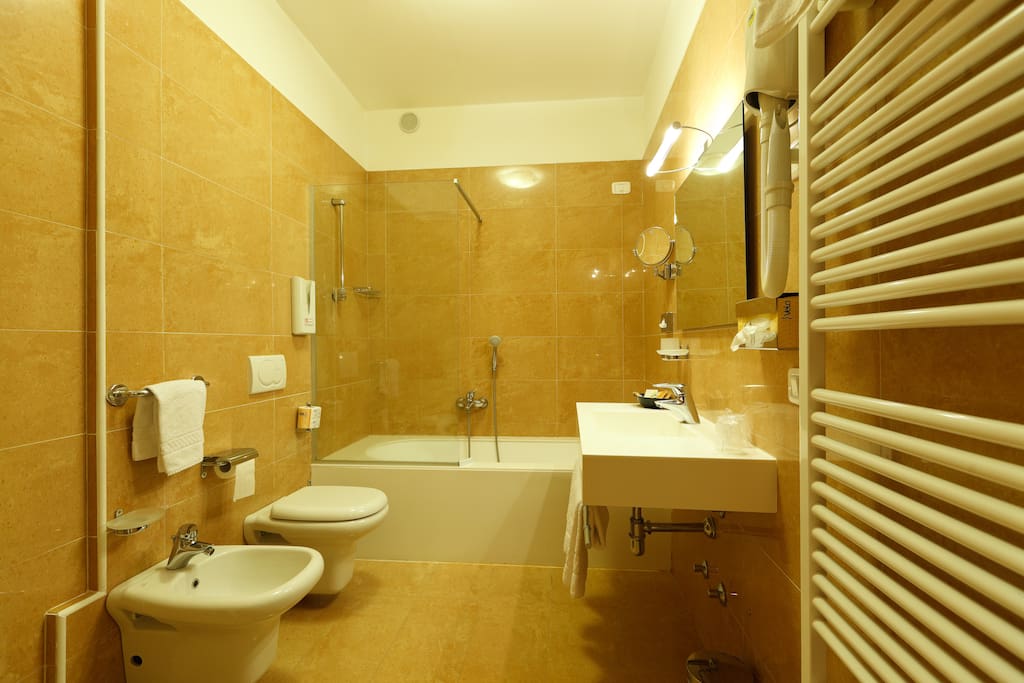 BAGNO STANDARD ROOM
BATHROOM STDANDARD ROOM