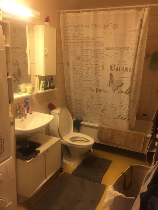 Badrum med badkar, tvättmaskin och torktumlare