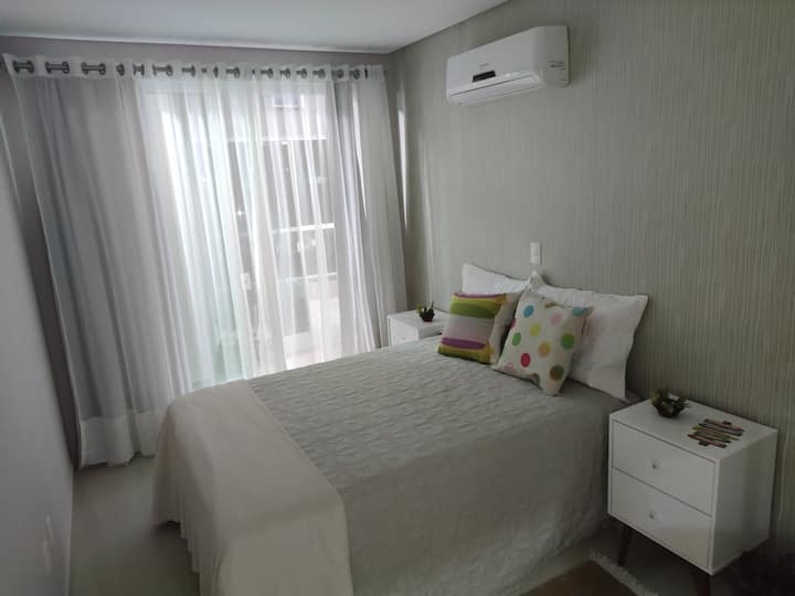 第二间双人卧室配有空调、全新进口墙纸、床罩枕头、消毒枕头。