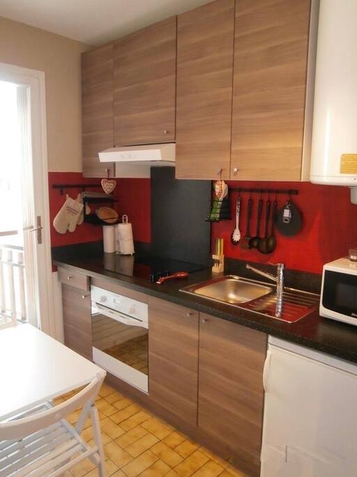 Cuisine entièrement équipée, porte fenêtre sur balcon plein Est