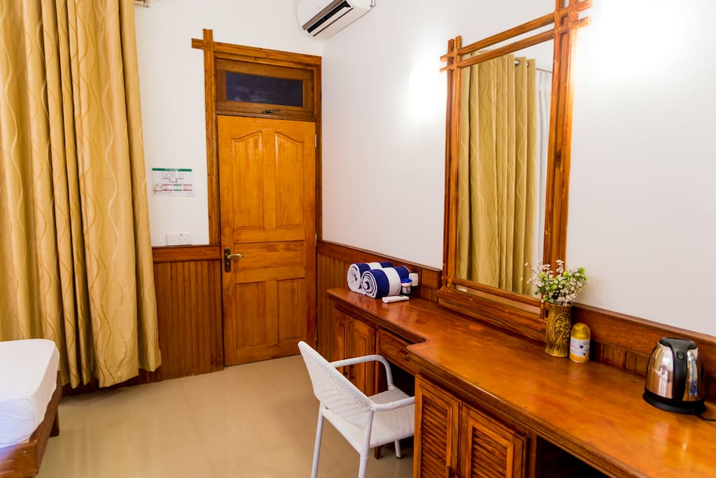 one of 5 air-conditioned DELUXE ensuite bedrooms