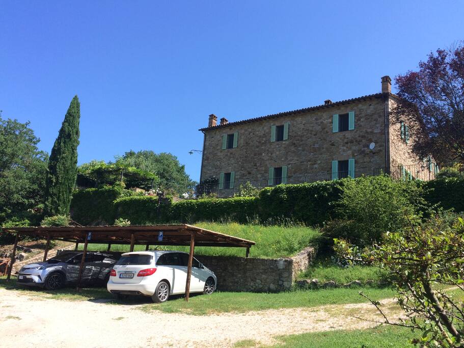 Casale dal parcheggio