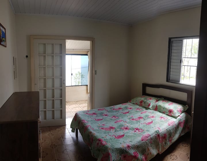 Dormitorio doble con acceso al balcón.