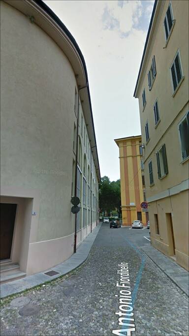 davanti al portone l'entrata della stazione