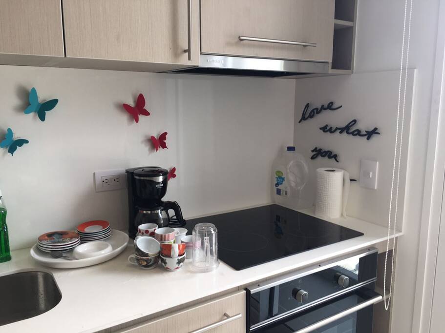 Set de ollas para cocina de inducción, cafetera con set de pocillos y de cubiertos