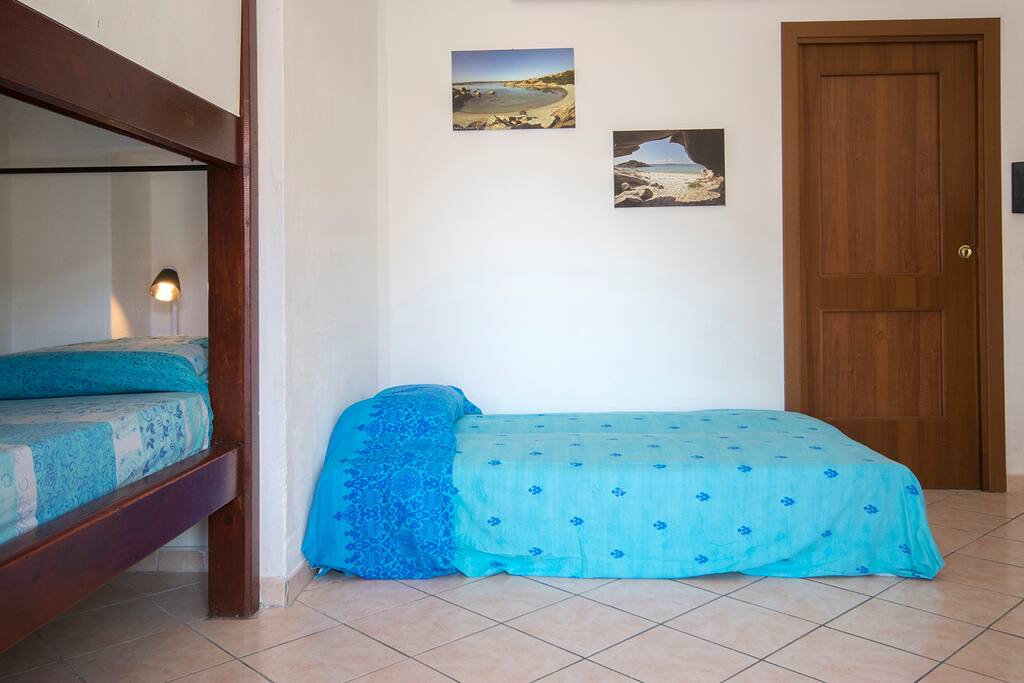 Divano letto aperto, sulla sinistra, uno degli altri 4 vani letto presenti nel soggiorno.