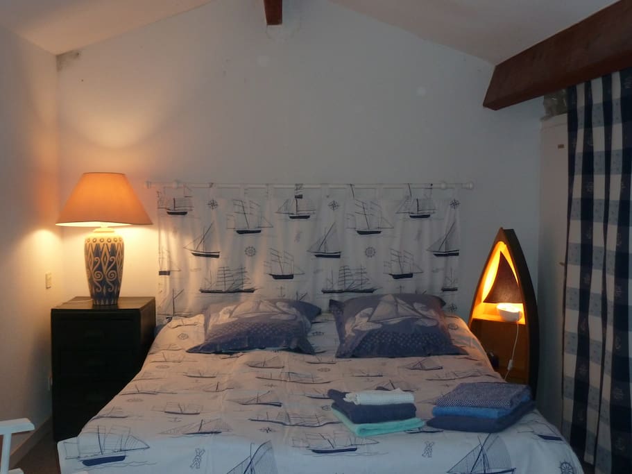 dans la rochelle : à l'étage : 2 lits indépendants ou rapprochés (80 chaque)