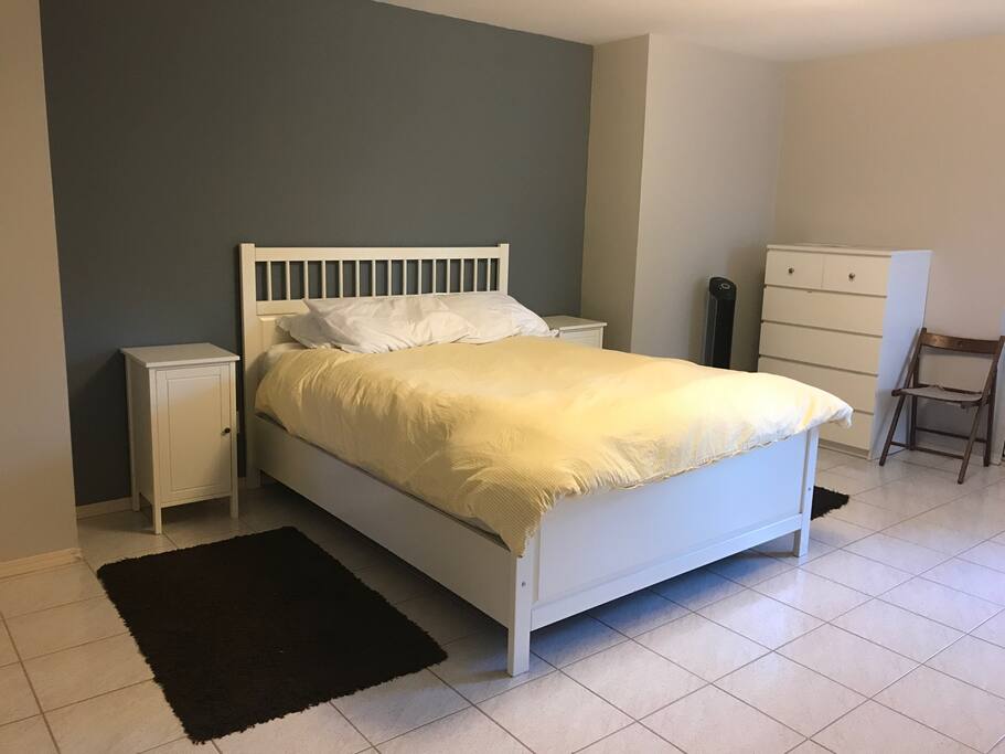 Bedroom 1. Queen size bed.