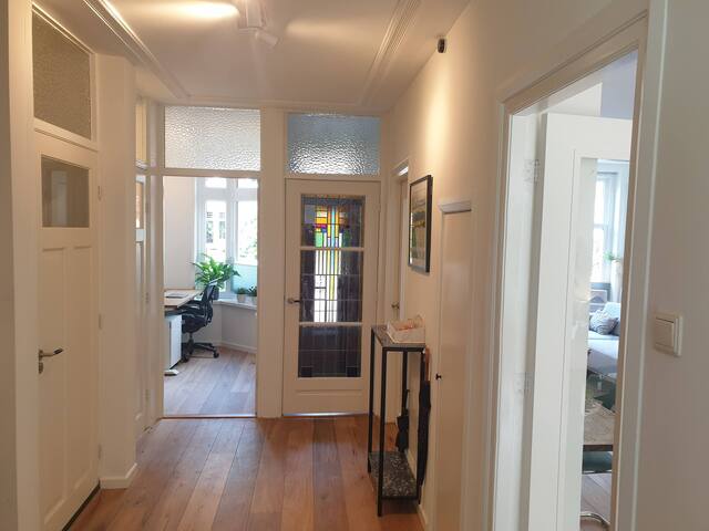 Spacious Family House with Garden in City Centre. gallery image 3